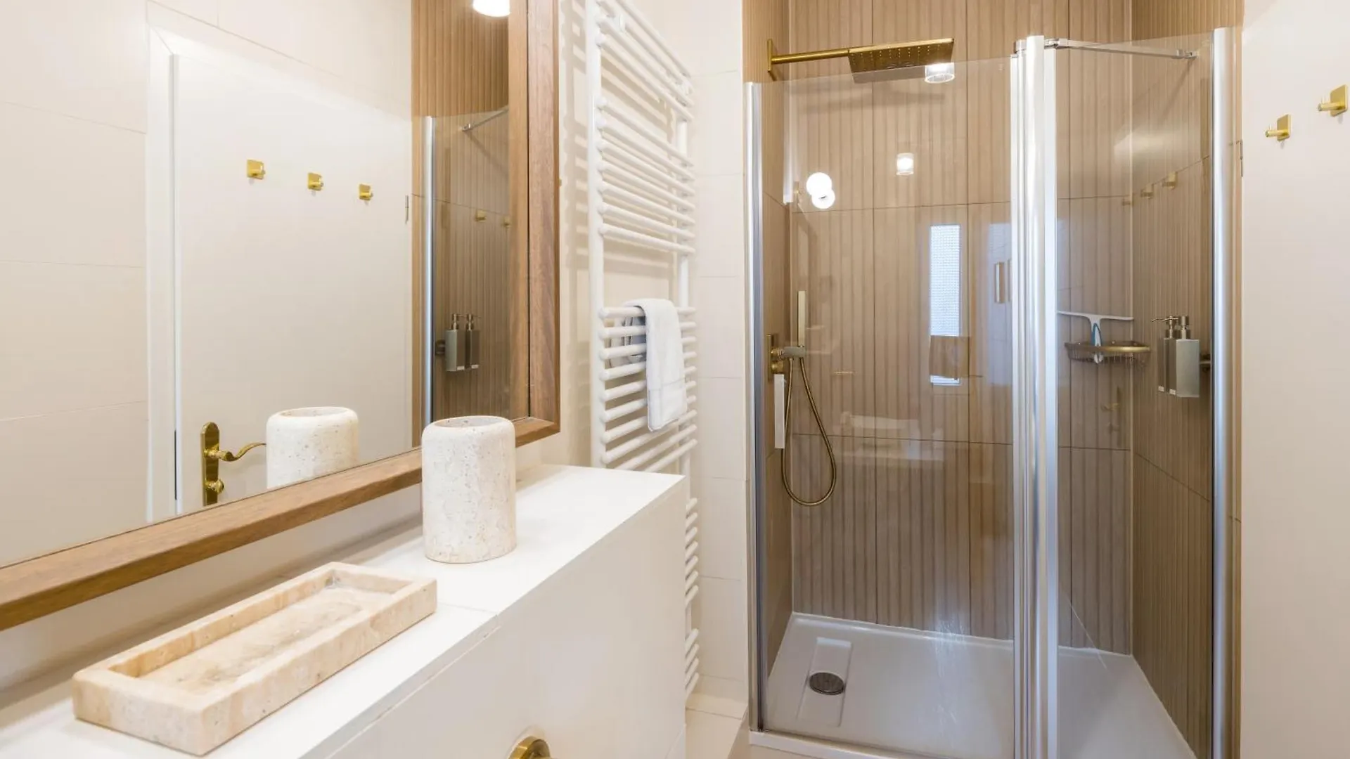 Large And Central Boutique 5-Bedroom Berlin Apartment Γερμανία