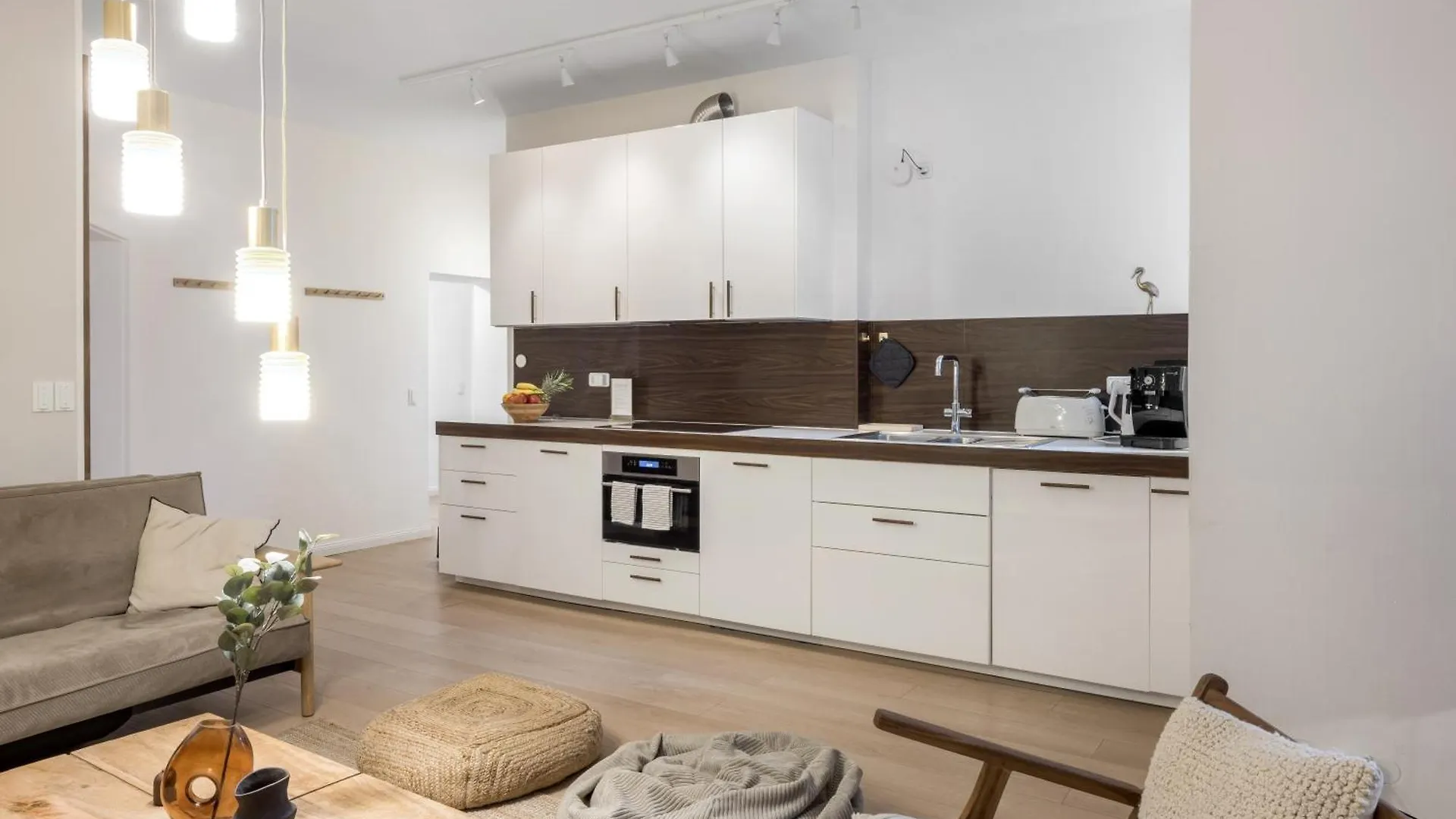 Large And Central Boutique 5-Bedroom Berlin Apartment Γερμανία
