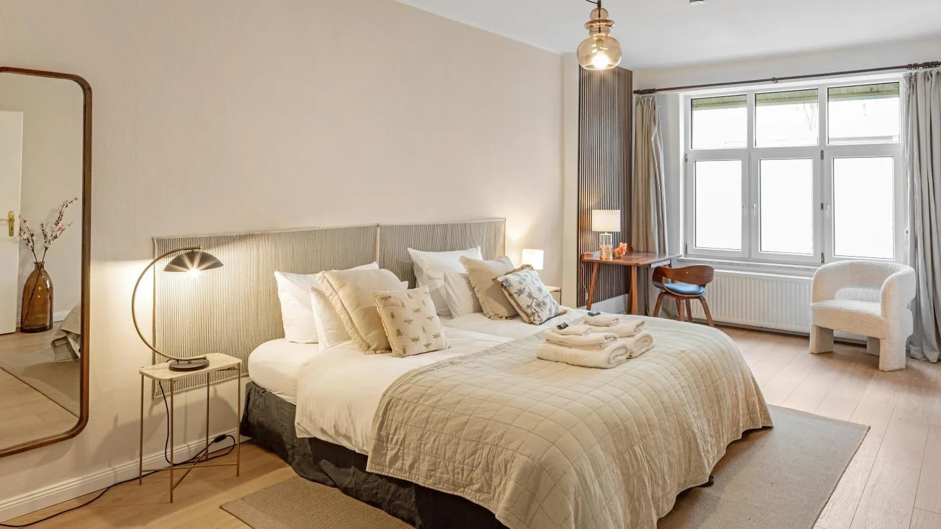 Large And Central Boutique 5-Bedroom Berlin Apartment 0*,